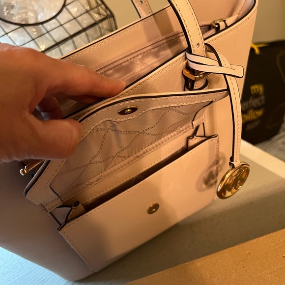 Michael Kors purse in Pink - Picture 2 of 14